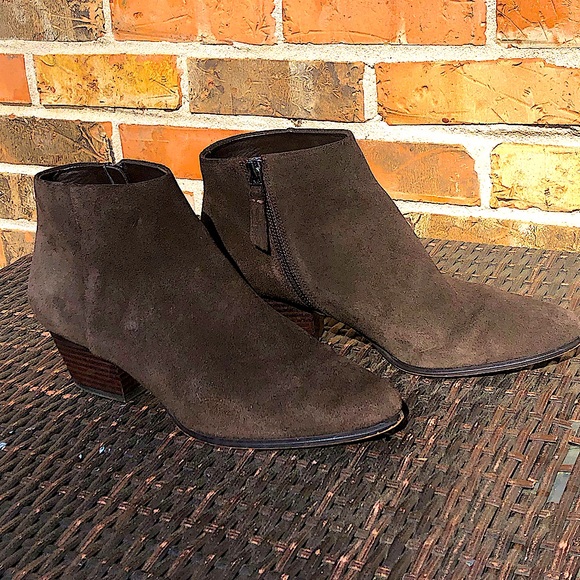 Brown Suede Banana Republic Ankle Booties. Woman’s Size 9 - Picture 2 of 14
